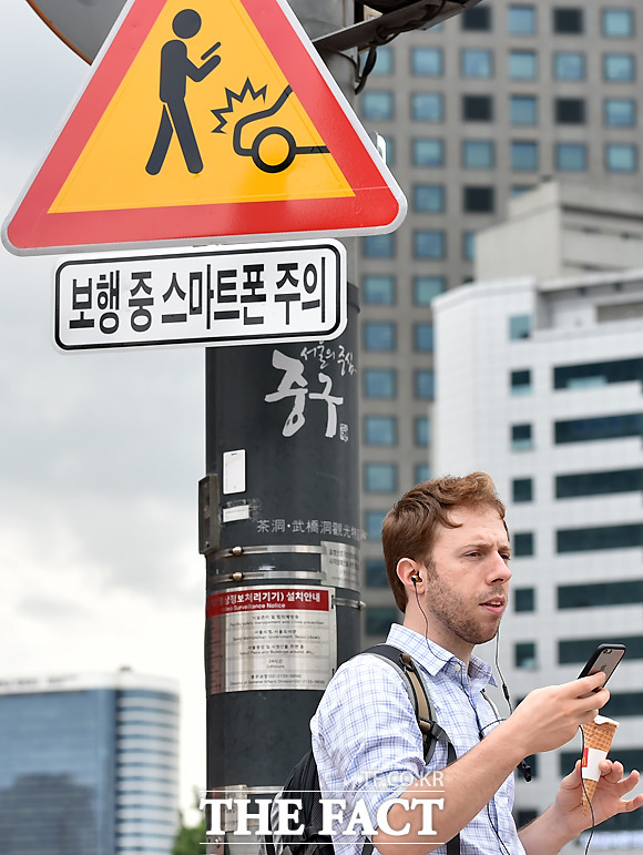 서울시, '보행 중 스마트폰 주의' 표지판 부착...'안전하게 걸어요!'