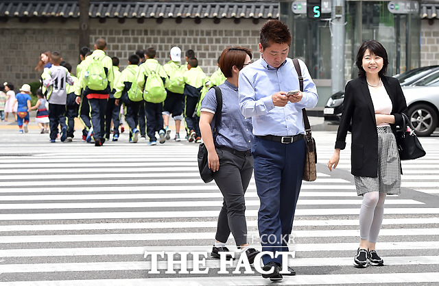 서울시, '보행 중 스마트폰 주의' 표지판 부착...'안전하게 걸어요!'