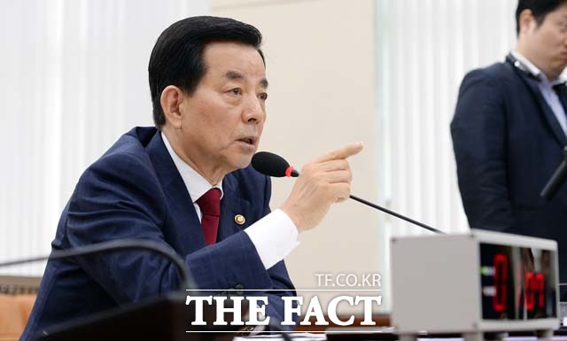 '사드' 해명 한민구 국방장관, '아 힘드네~'