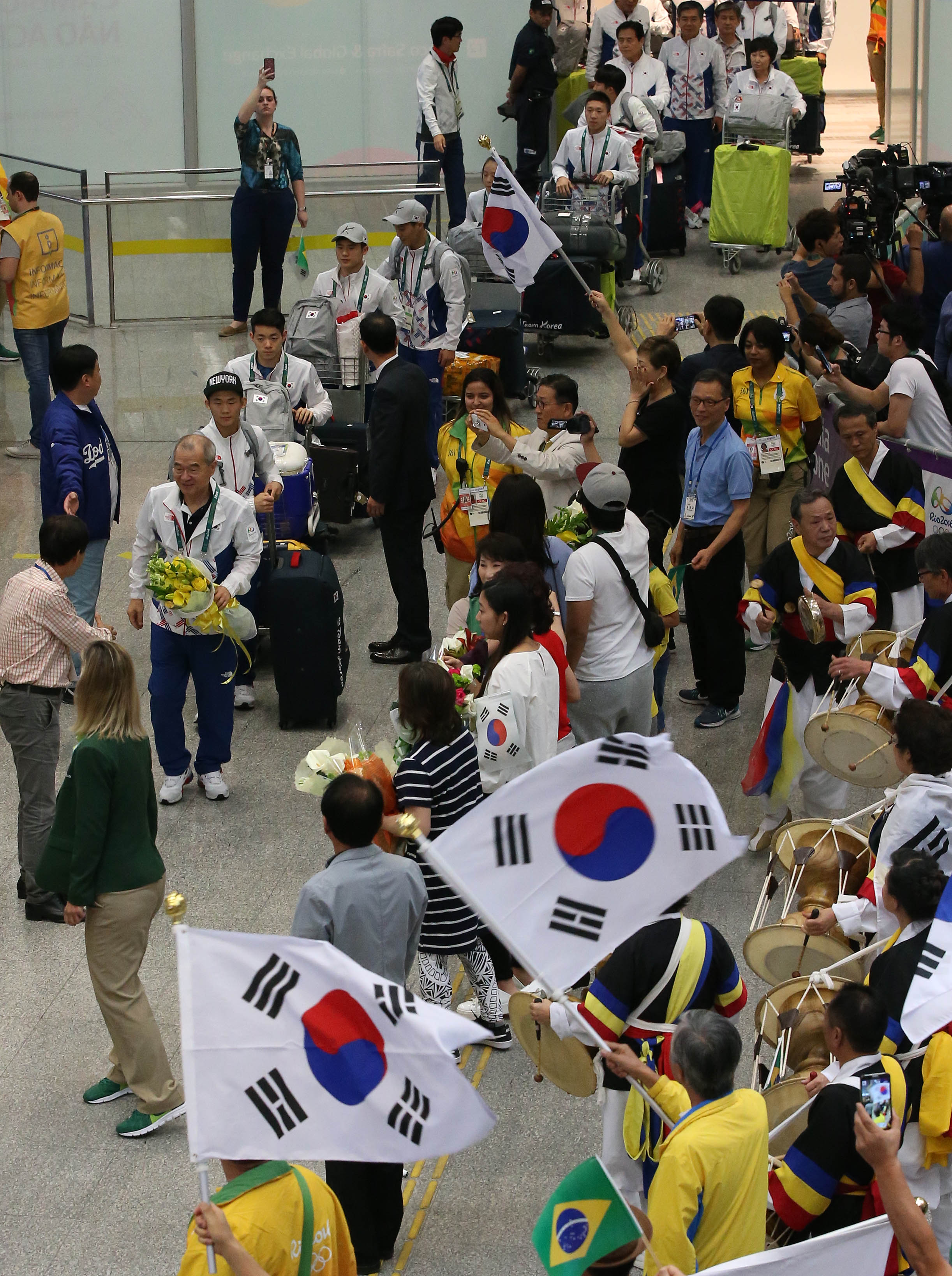 올림픽 선수단 본진, 리우 선수촌 입성 '뜨거운 환영'