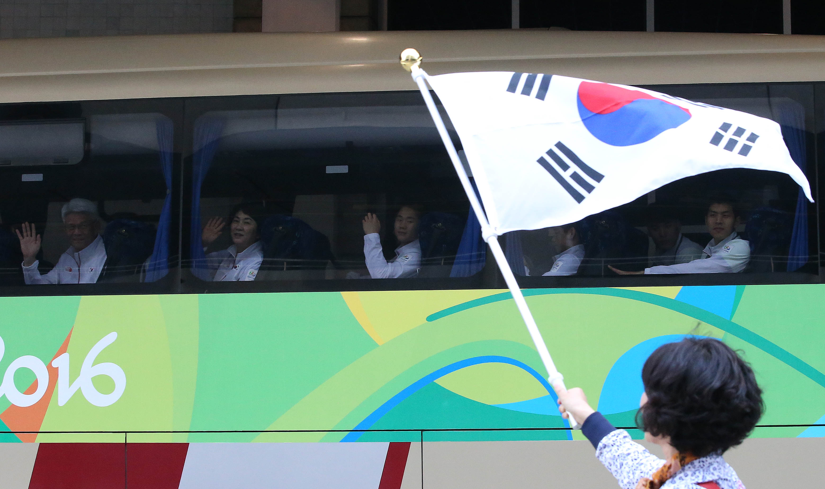 올림픽 선수단 본진, 리우 선수촌 입성 '뜨거운 환영'