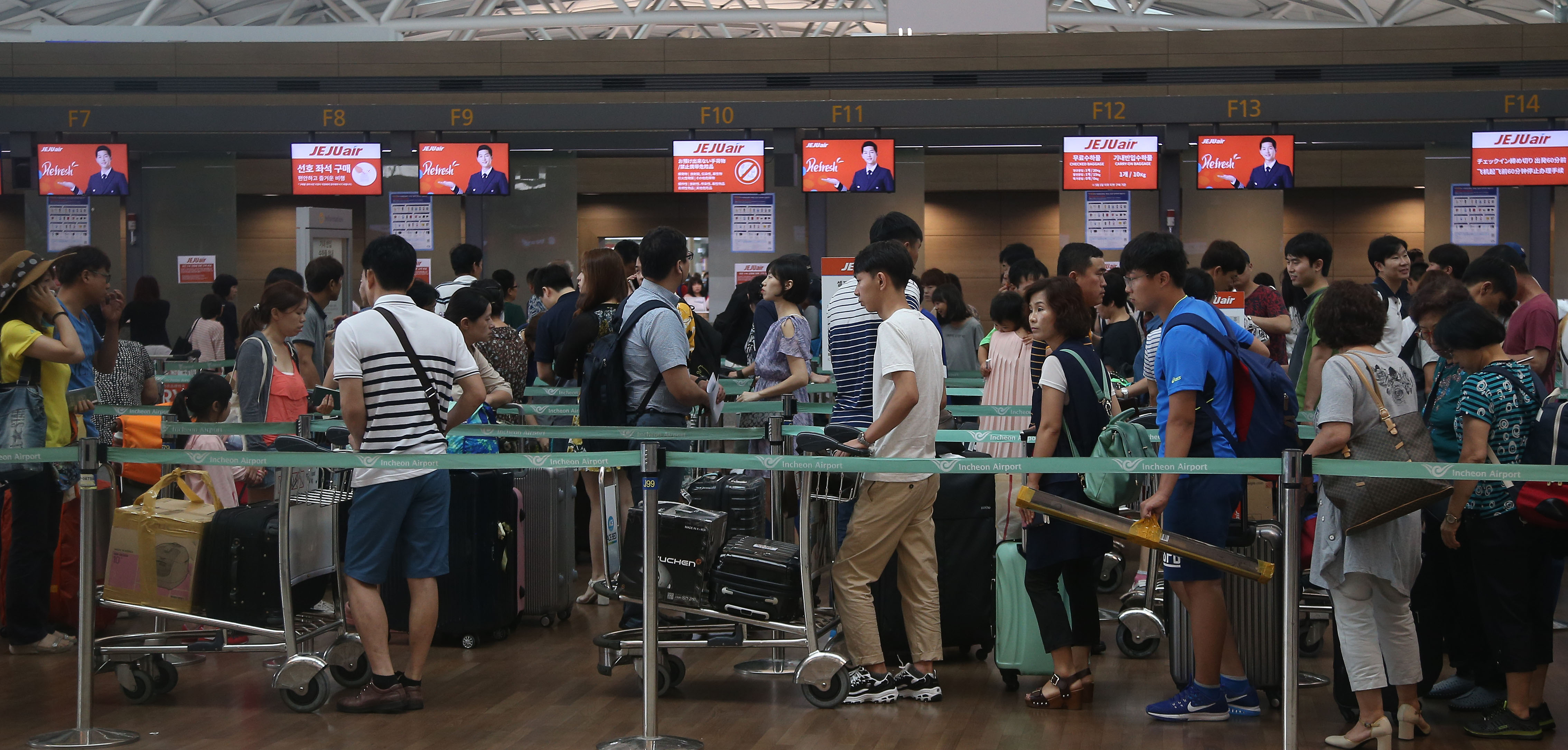 휴가철 북적이는 인천국제공항