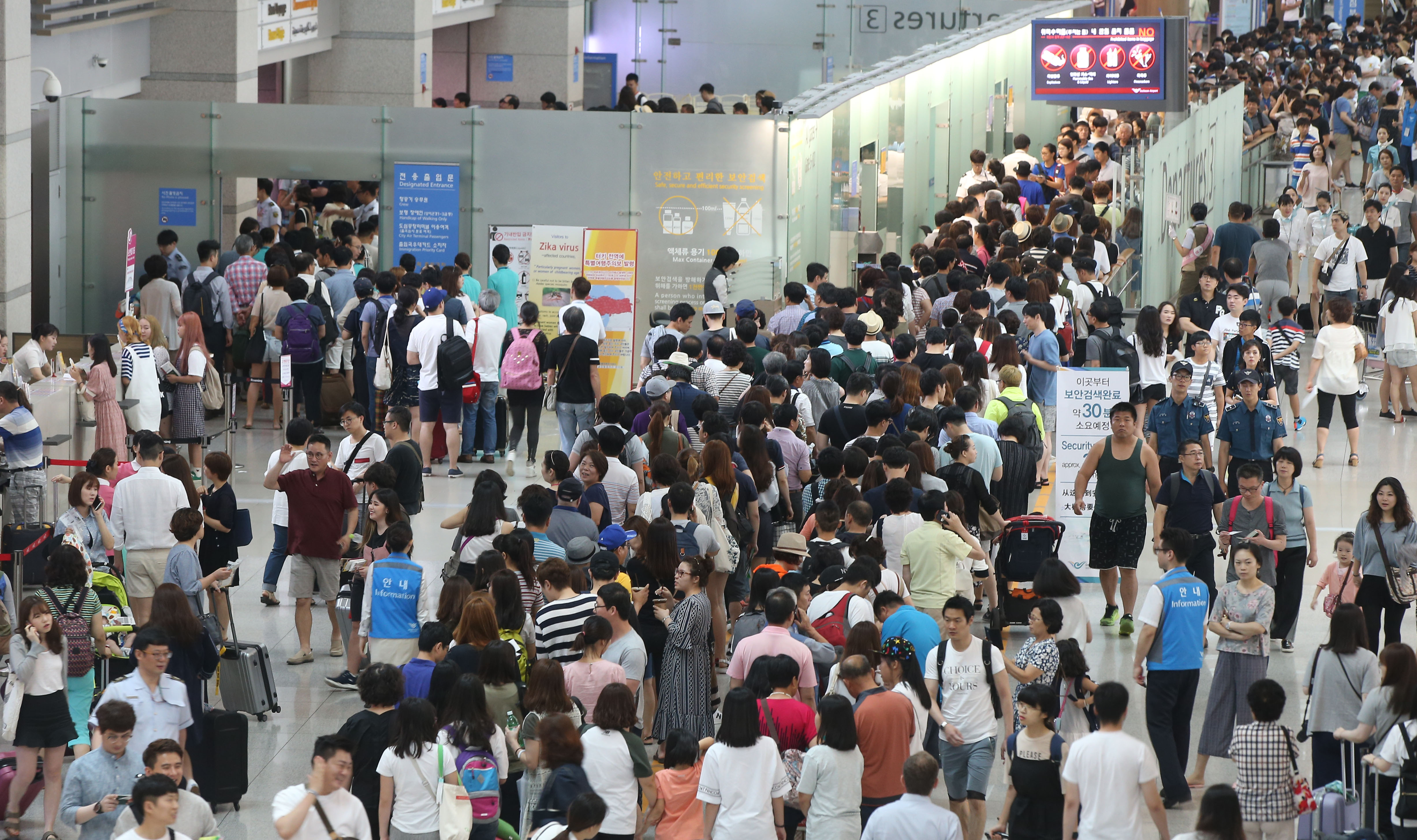 휴가철 북적이는 인천국제공항