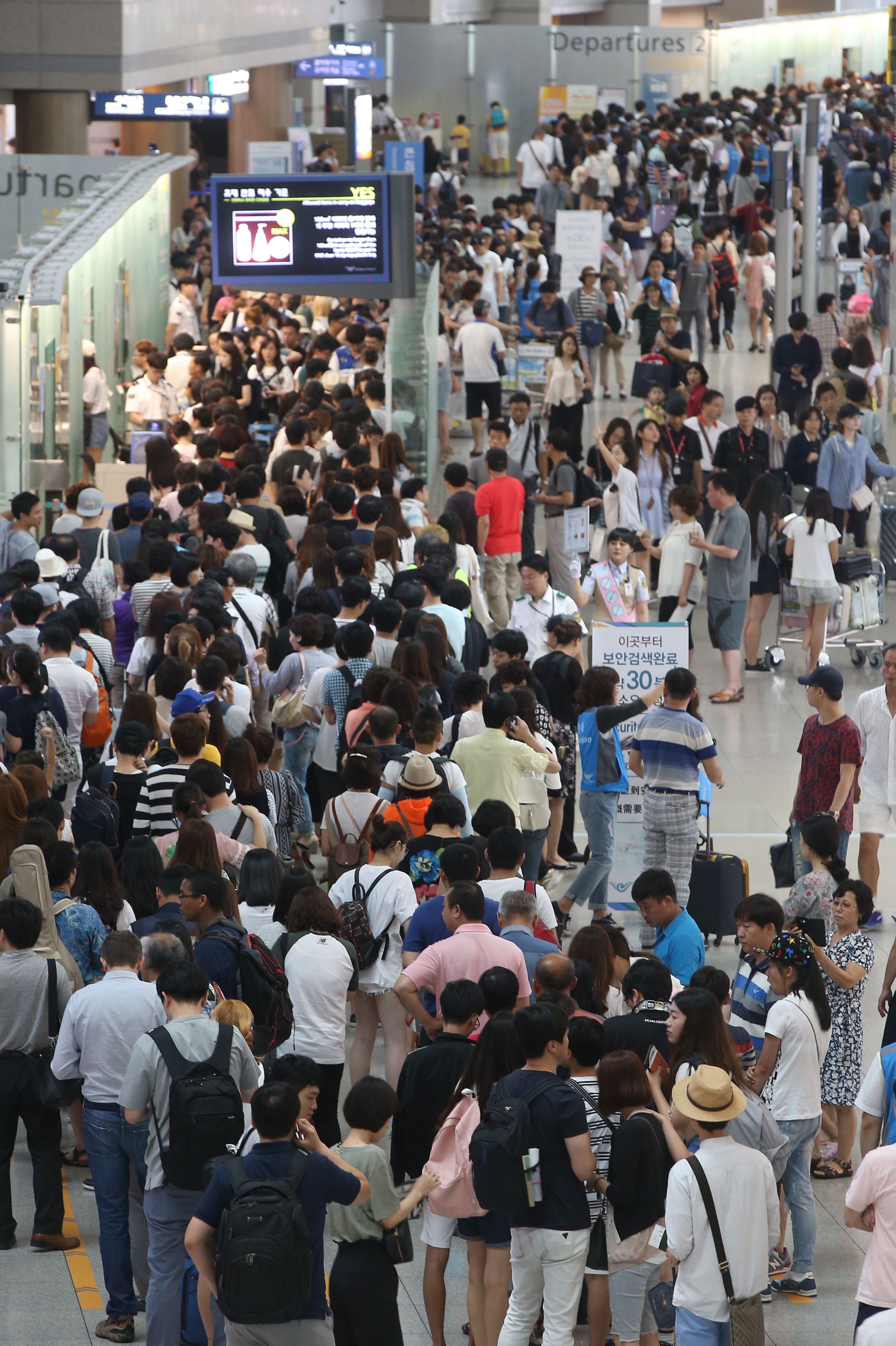 휴가철 북적이는 인천국제공항