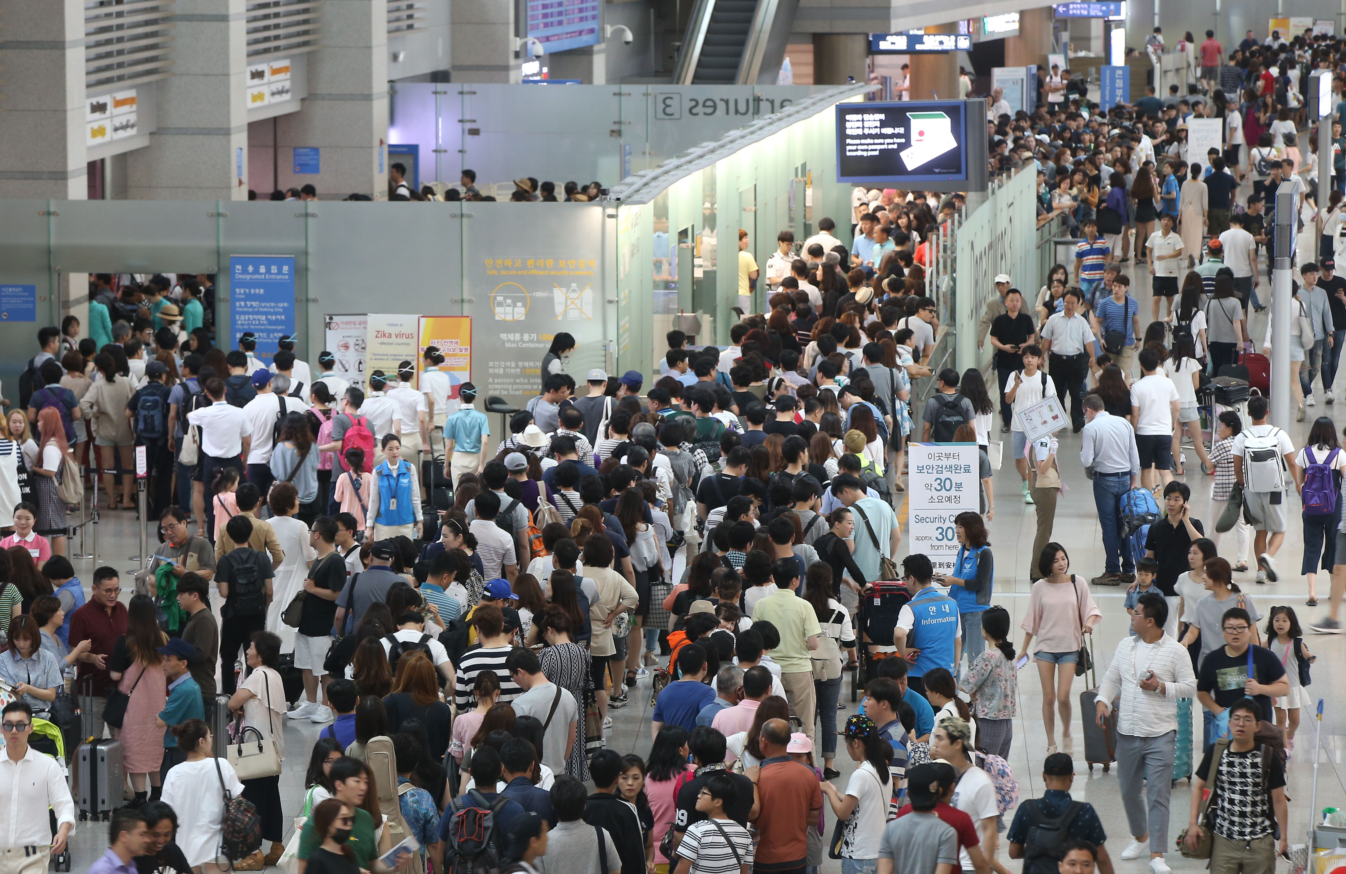 휴가철 북적이는 인천국제공항