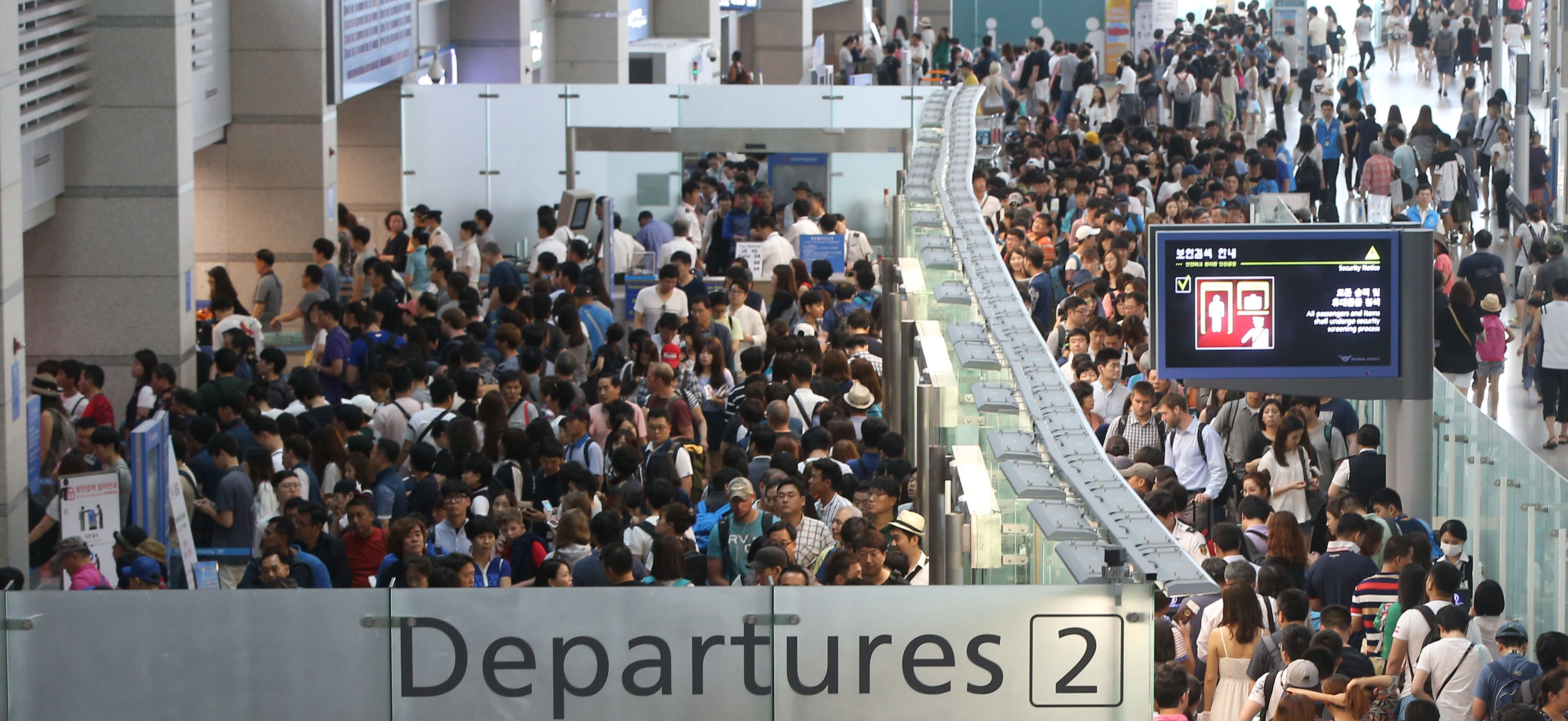 휴가철 북적이는 인천국제공항