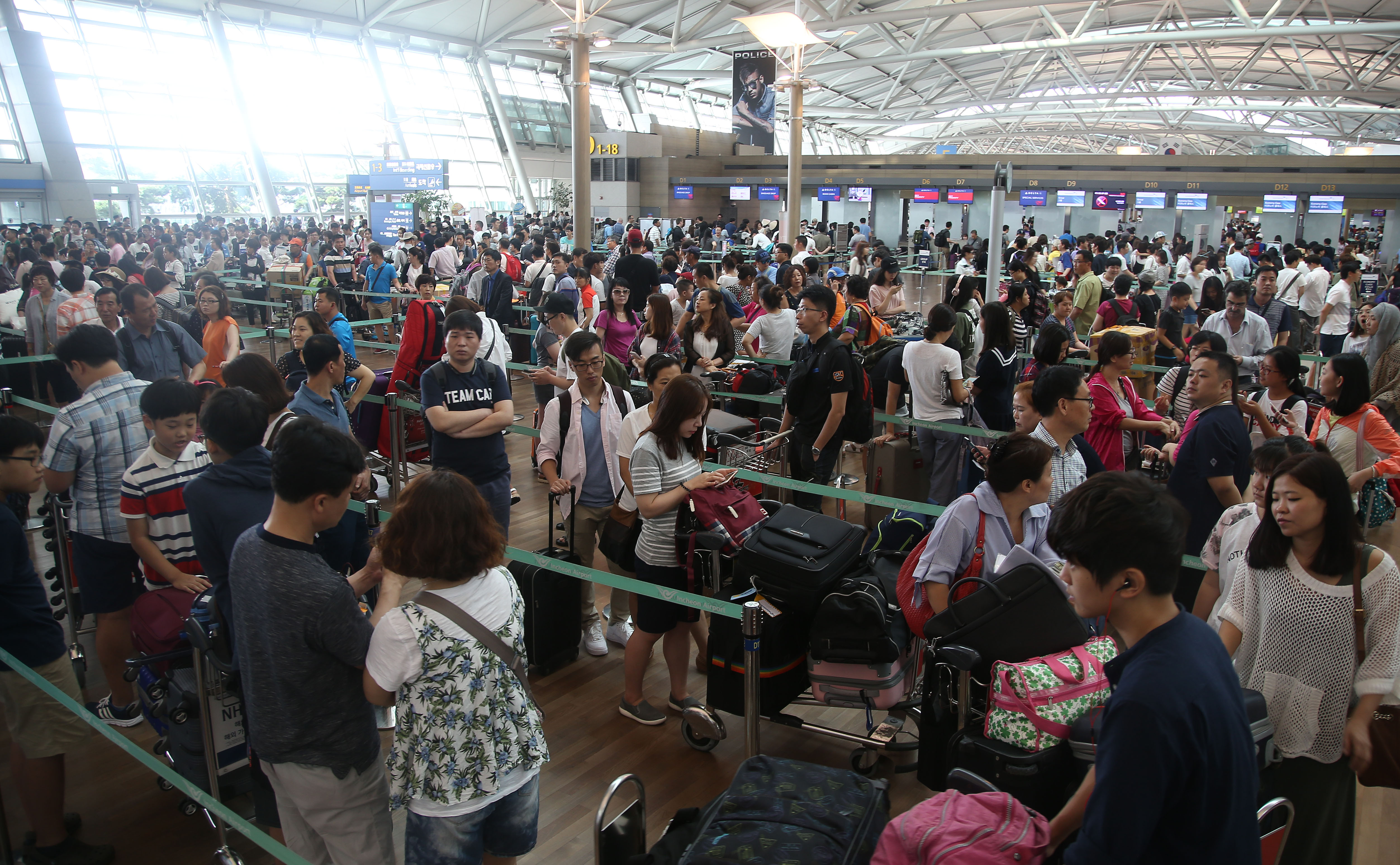 휴가철 북적이는 인천국제공항