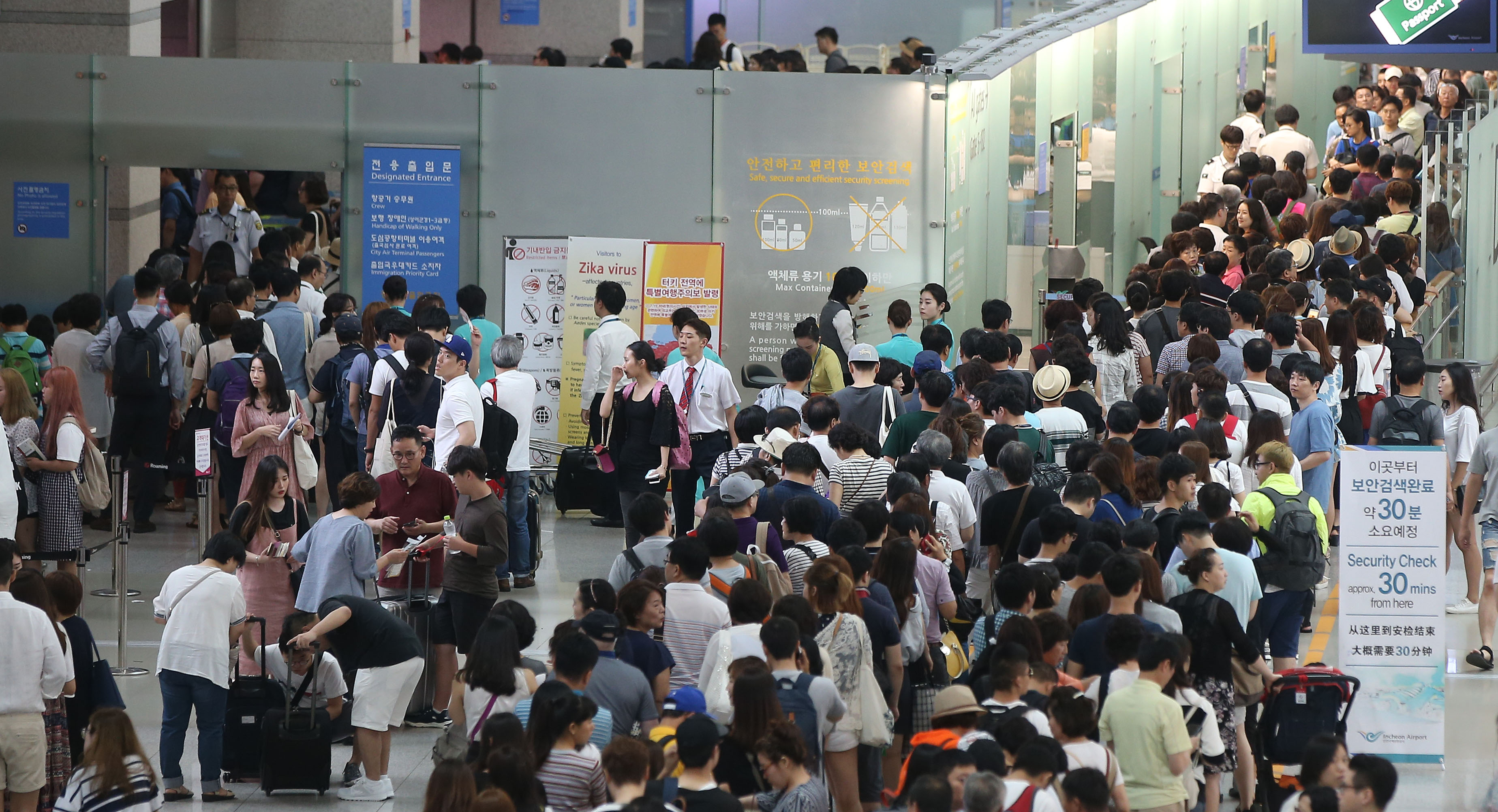 휴가철 북적이는 인천국제공항