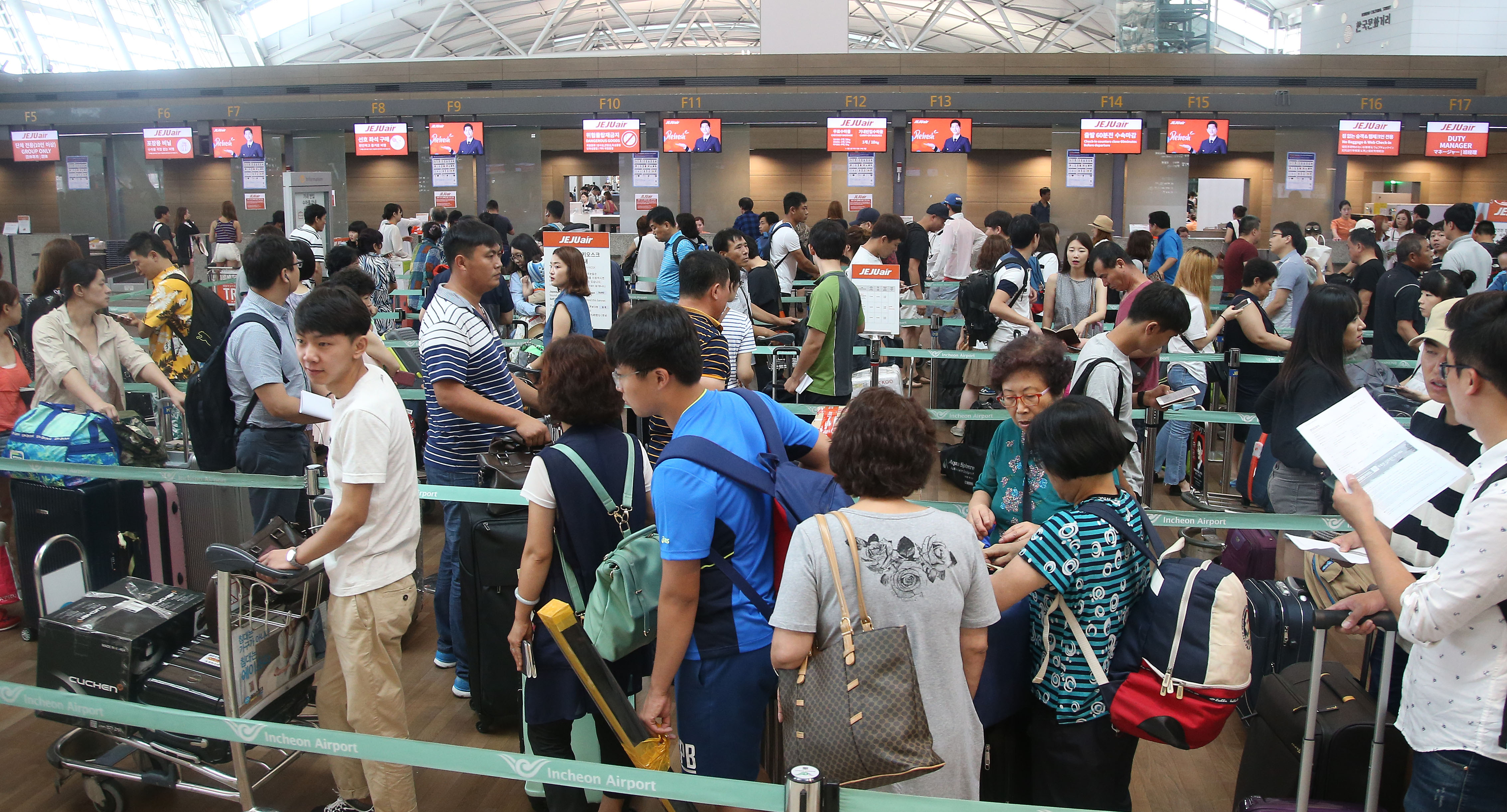 휴가철 북적이는 인천국제공항