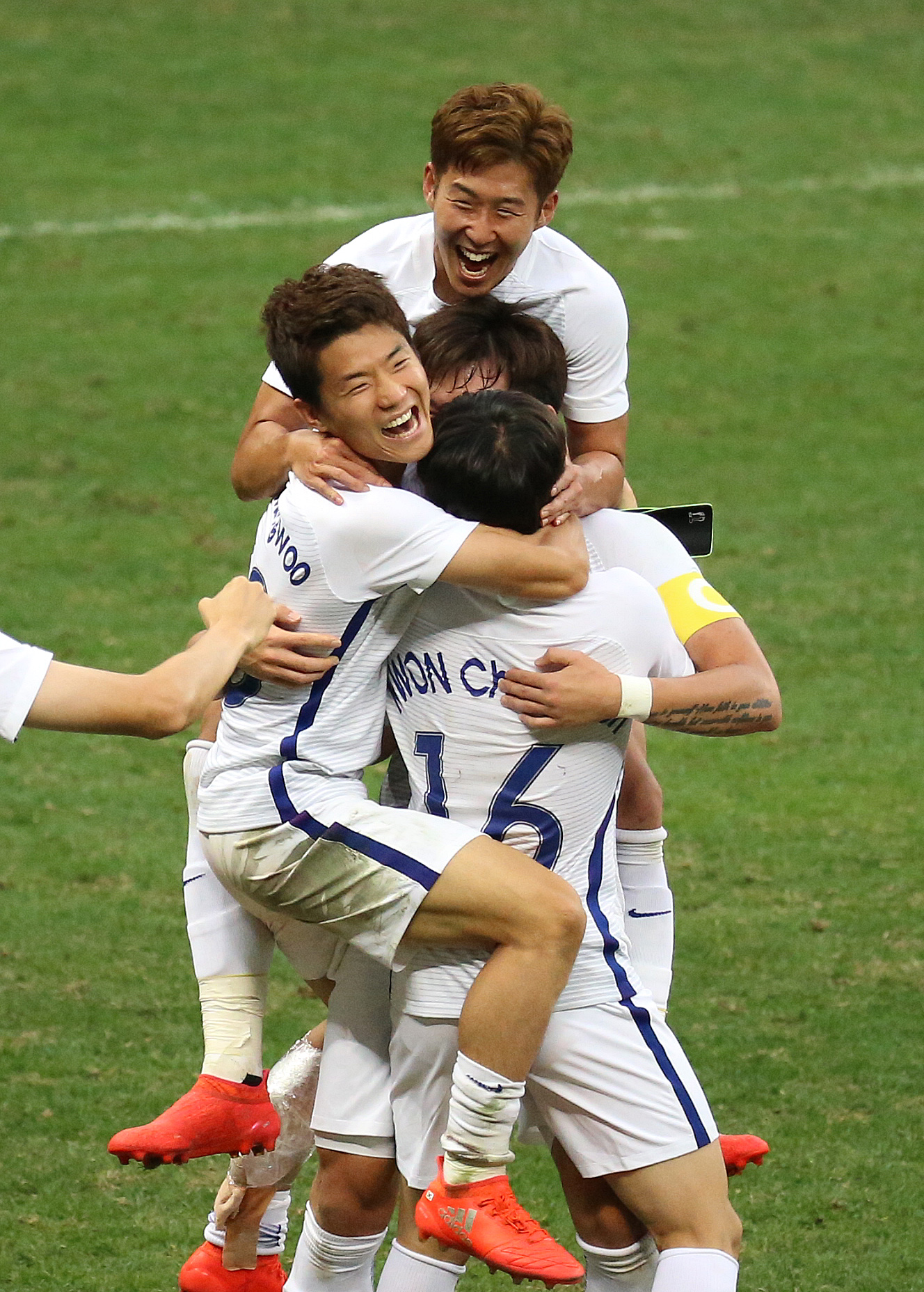 한국축구 멕시코 1대 0 격파... 8강 진출