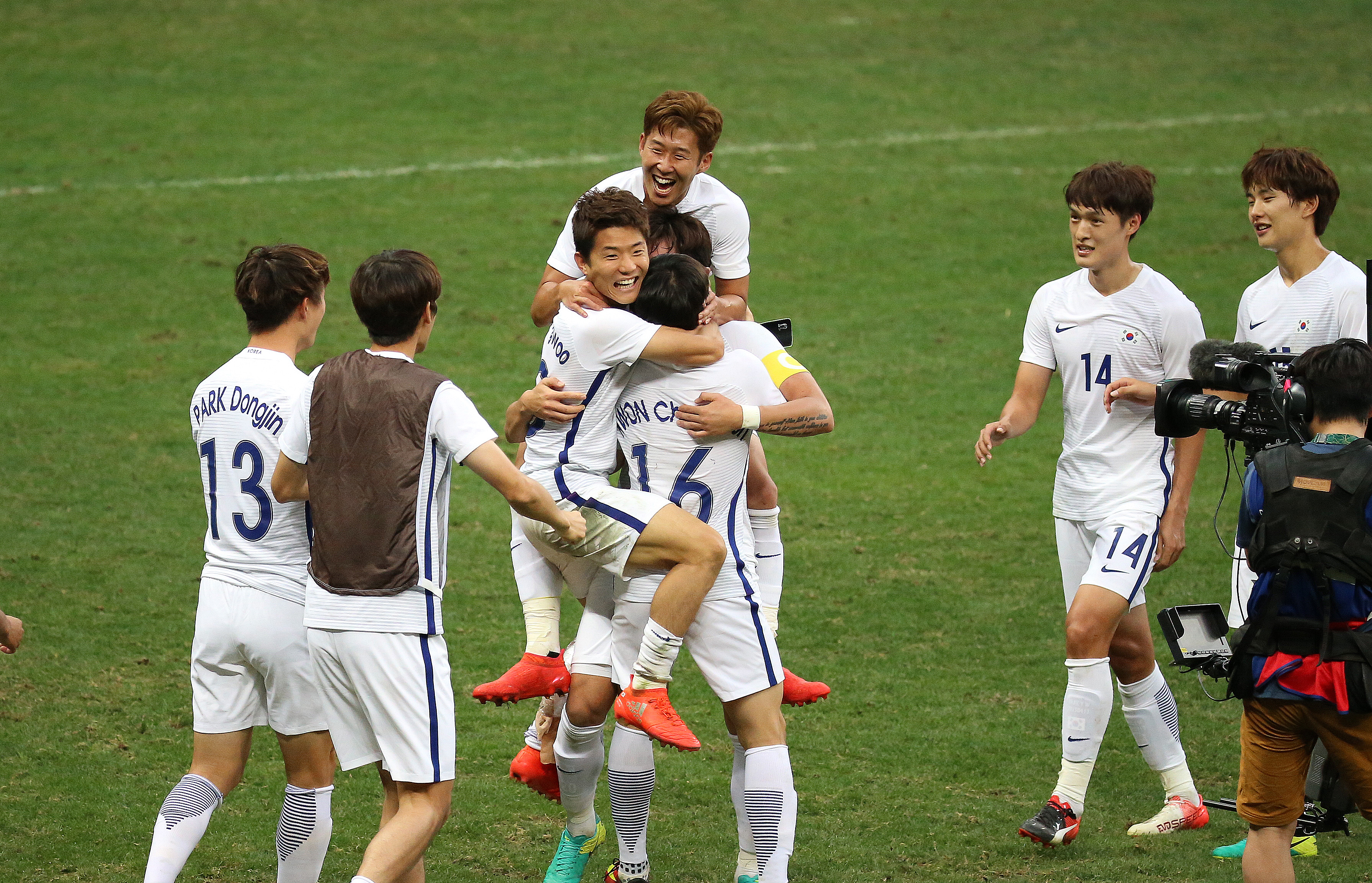 한국축구 멕시코 1대 0 격파... 8강 진출