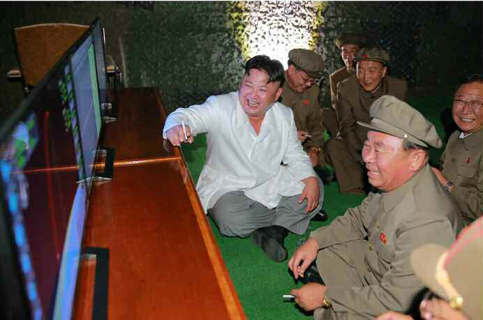 북한이 공개한 SLBM 발사장면