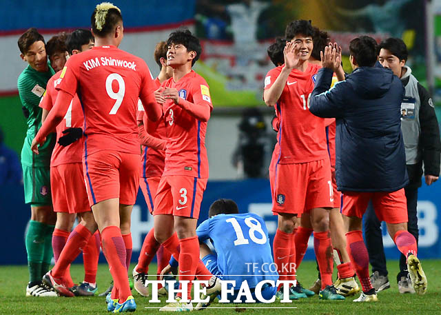 한국, 우즈벡 꺾고 극적 소생 "구자철 결승골"