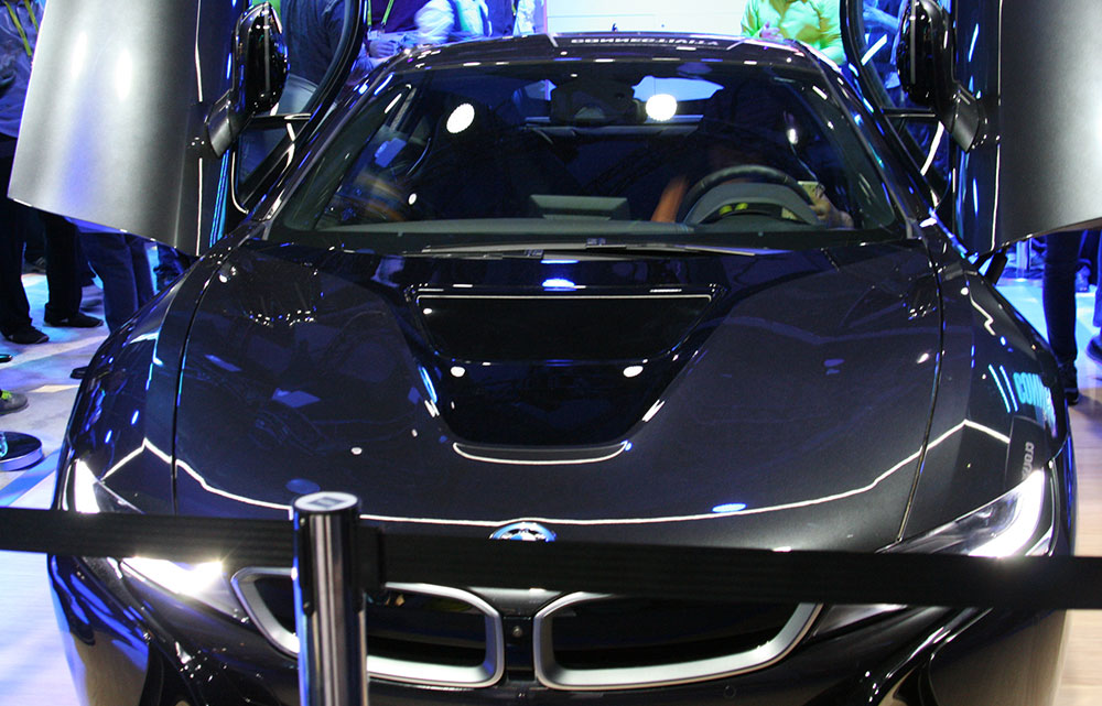 인텔이 'CES 2017'에 설치한 BMW 전기차 i8