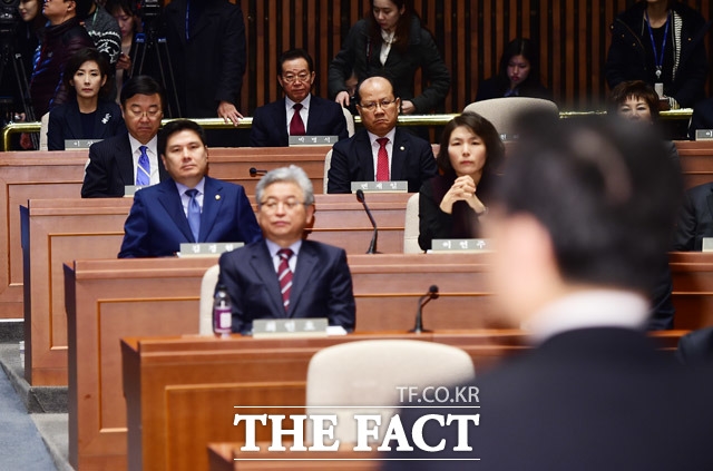 자유한국당, '특검 연장 반대' 당론으로 채택