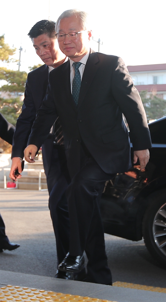 '운명의 날' 헌법재판소로 출근하는 김창종 재판