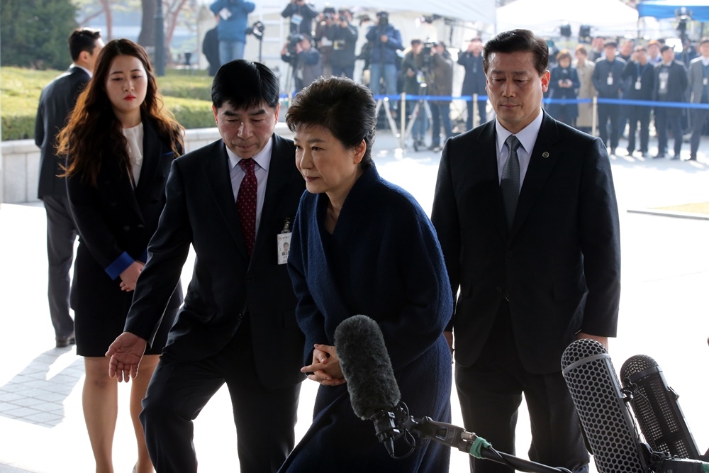 '피의자 박근혜' 긴장감 도는 얼굴