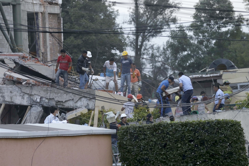 무너진 초등학교 잔해에 깔린 생존자 구조