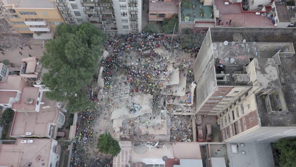 붕괴된 건물 수색하는 자원봉사자와 구조대원