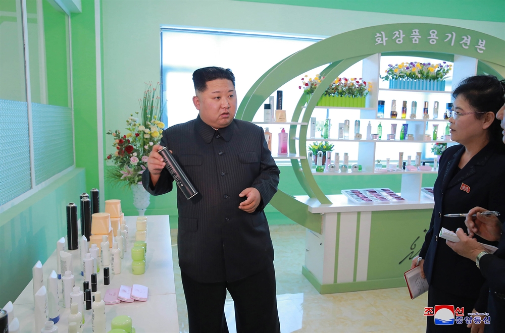 '하품만 하면 너구리'...북한 화장품 바뀔까?