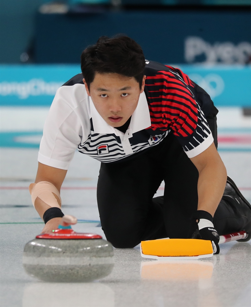 대한민국 컬링대표팀 '메달 향해 샷'