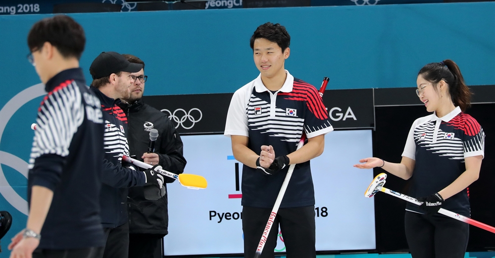 대한민국 컬링대표팀 '메달 향해 샷'