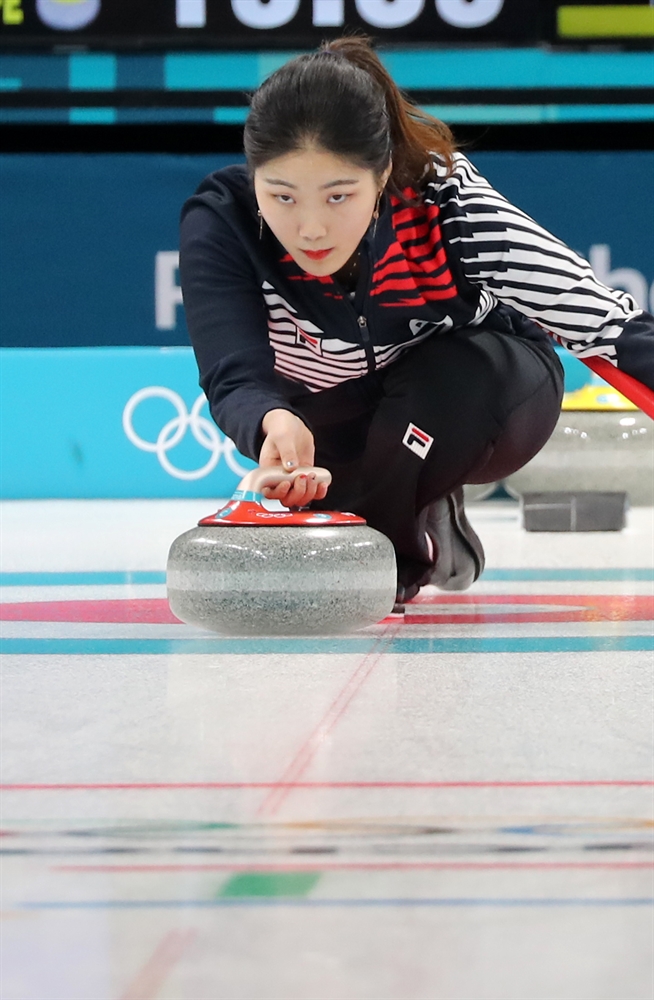 대한민국 컬링대표팀 '메달 향해 샷'