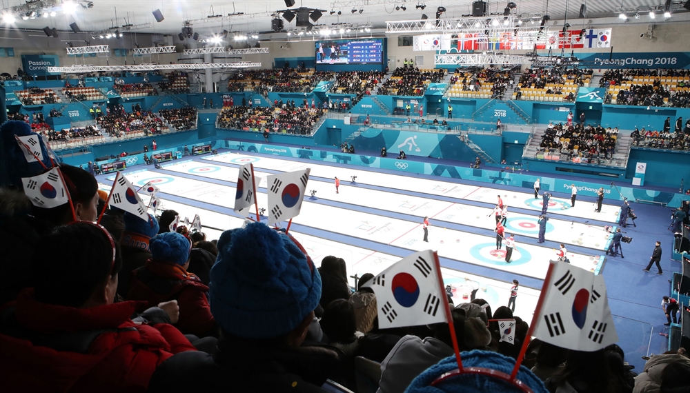 대한민국 컬링대표팀 '메달 향해 샷'