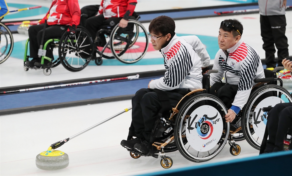 '연승 행진' 패럴림픽 휠체어컬링 한국 대표팀