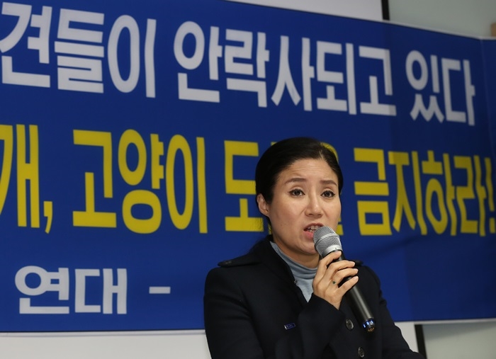해명하는 박소연 케어 대표 기자회견