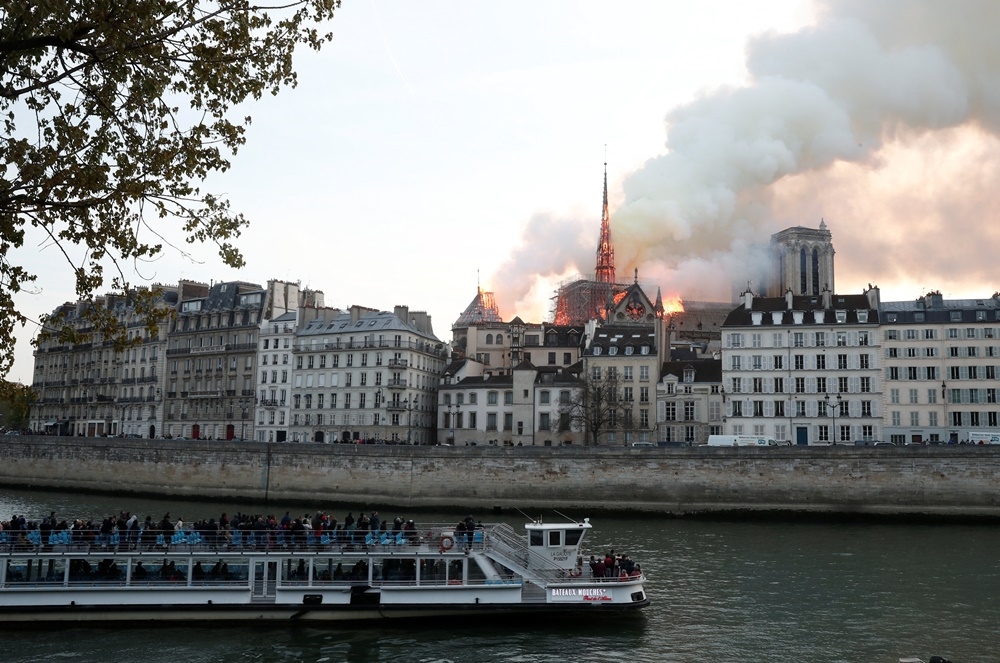 "파리가 불에 탔다" 노트르담 대성당 화재 참혹한 현장