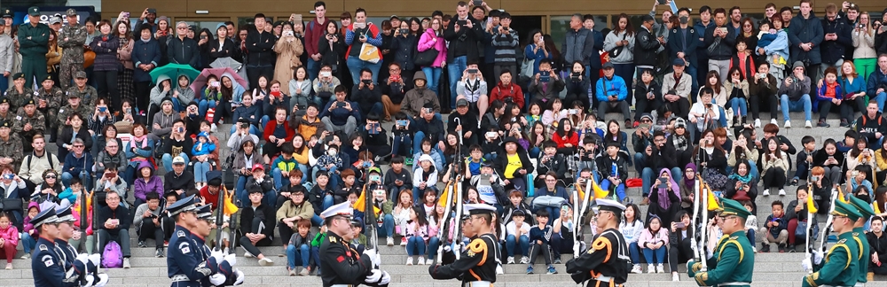 2019 통합 의장시범, 굳은 날씨에도 관람 인파 모여