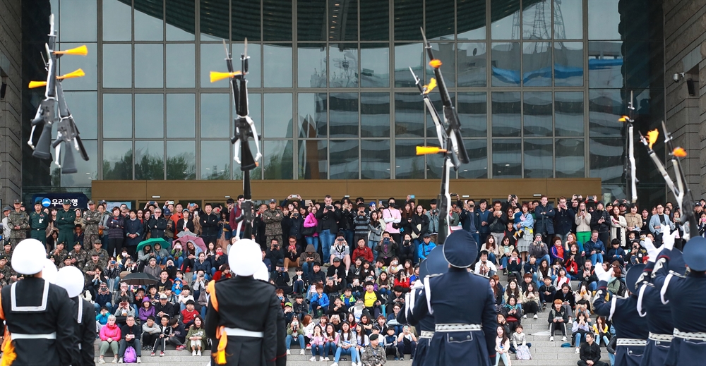 2019 통합 의장시범, 굳은 날씨에도 관람 인파 모여