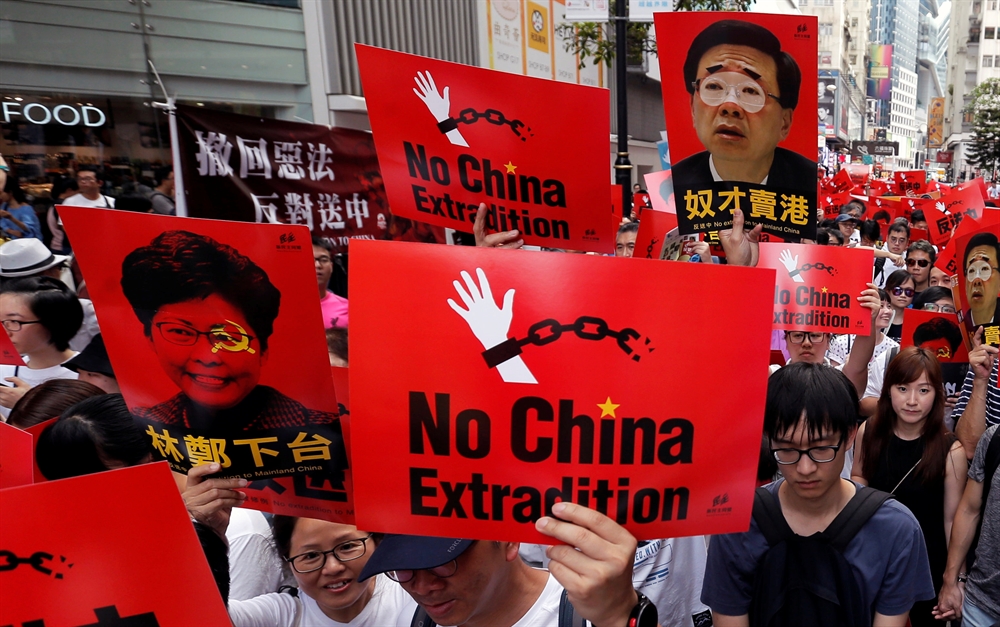'범죄인 중국 송환 반대' 외치며 거리 시위 나선 홍콩 시민들