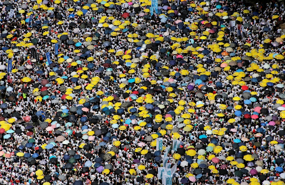 '범죄인 중국 송환 반대' 외치며 거리 시위 나선 홍콩 시민들