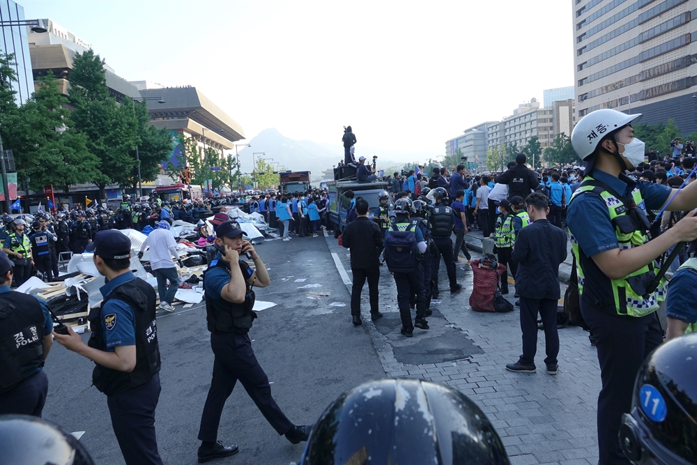 서울시, 대한애국당 광화문 천막 철거…곳곳서 충돌 일어나