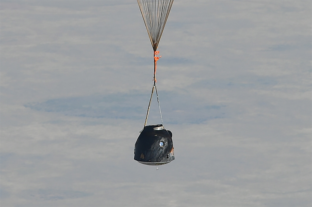 소유즈(Soyuz) MS-11 캡슐 착륙 후 구조되는 NASA 우주비행사들 