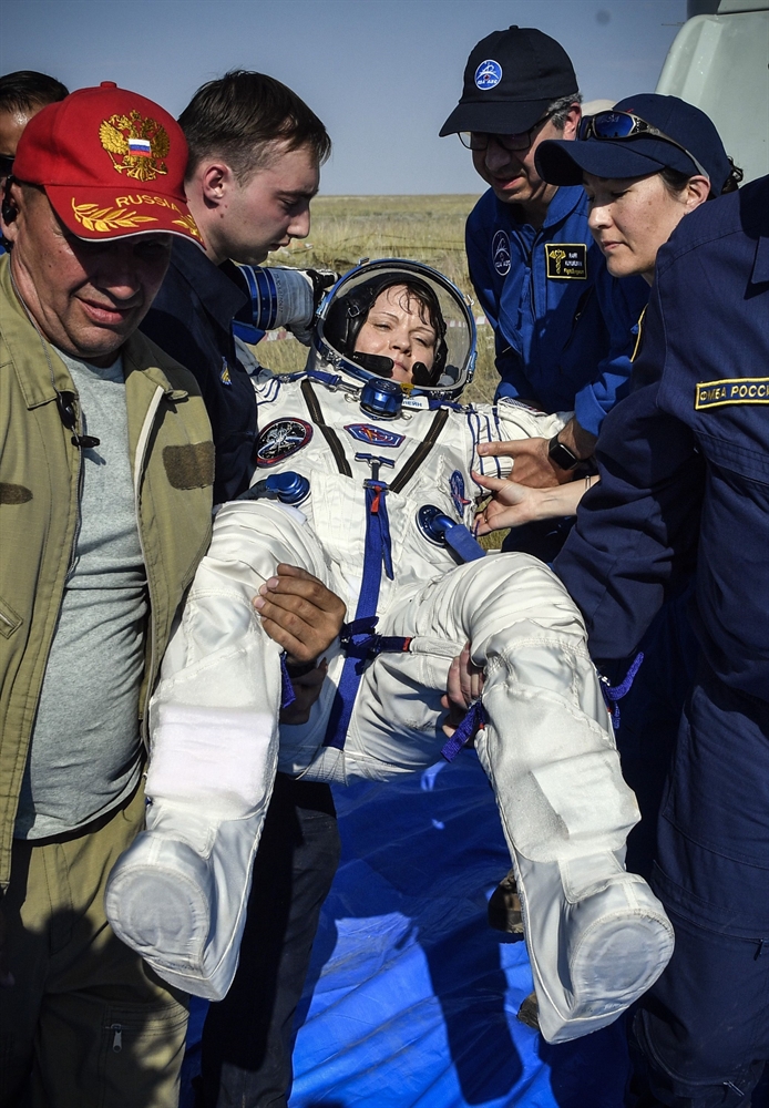 소유즈(Soyuz) MS-11 캡슐 착륙 후 구조되는 NASA 우주비행사들 