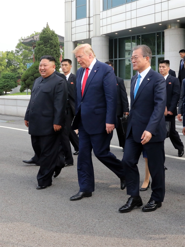 미 대통령, 처음으로 북한 땅 밟다