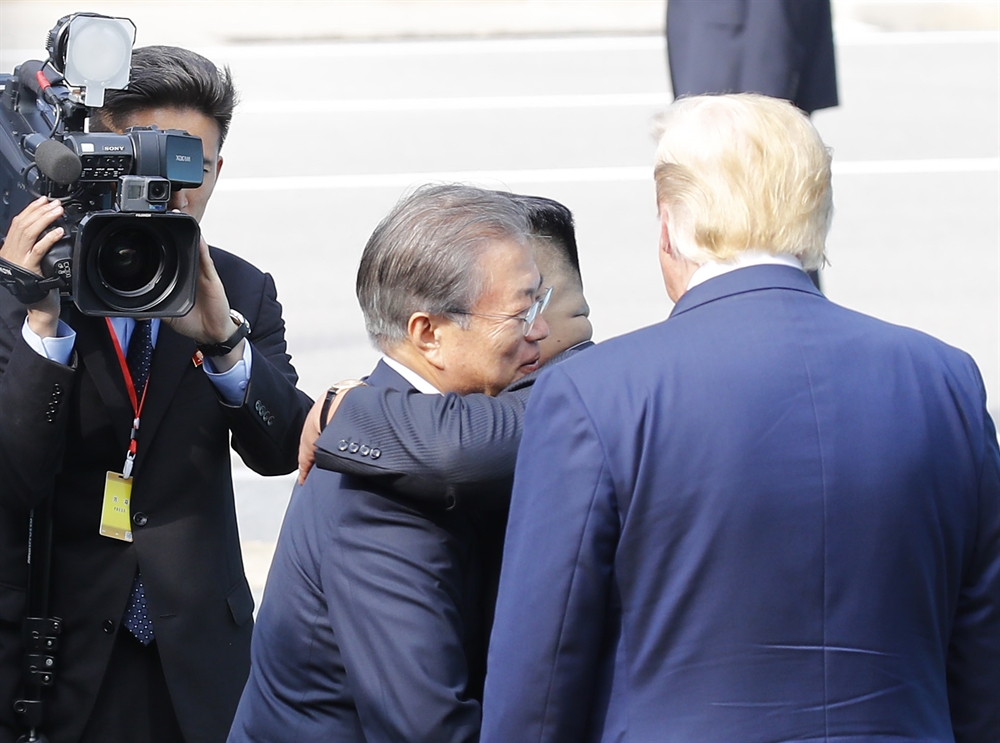 미 대통령, 처음으로 북한 땅 밟다