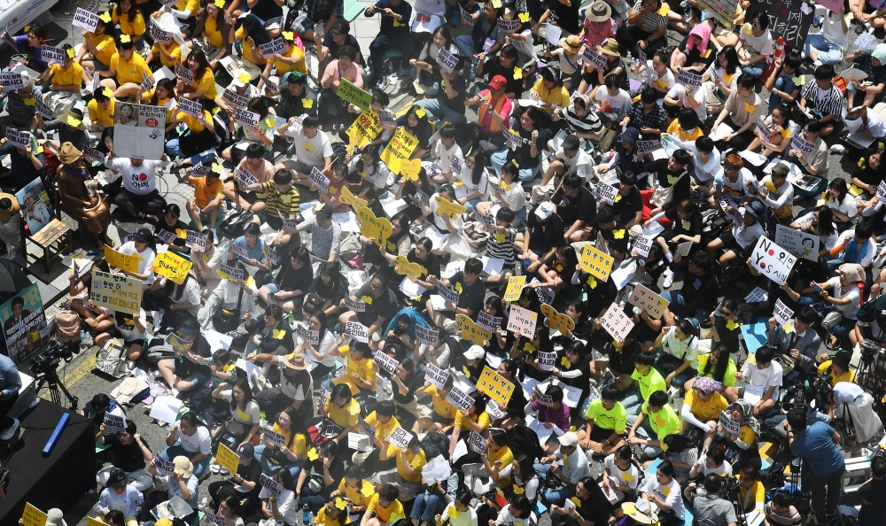1400차 수요집회…쏟아지는 폭염에도 모인 사람들