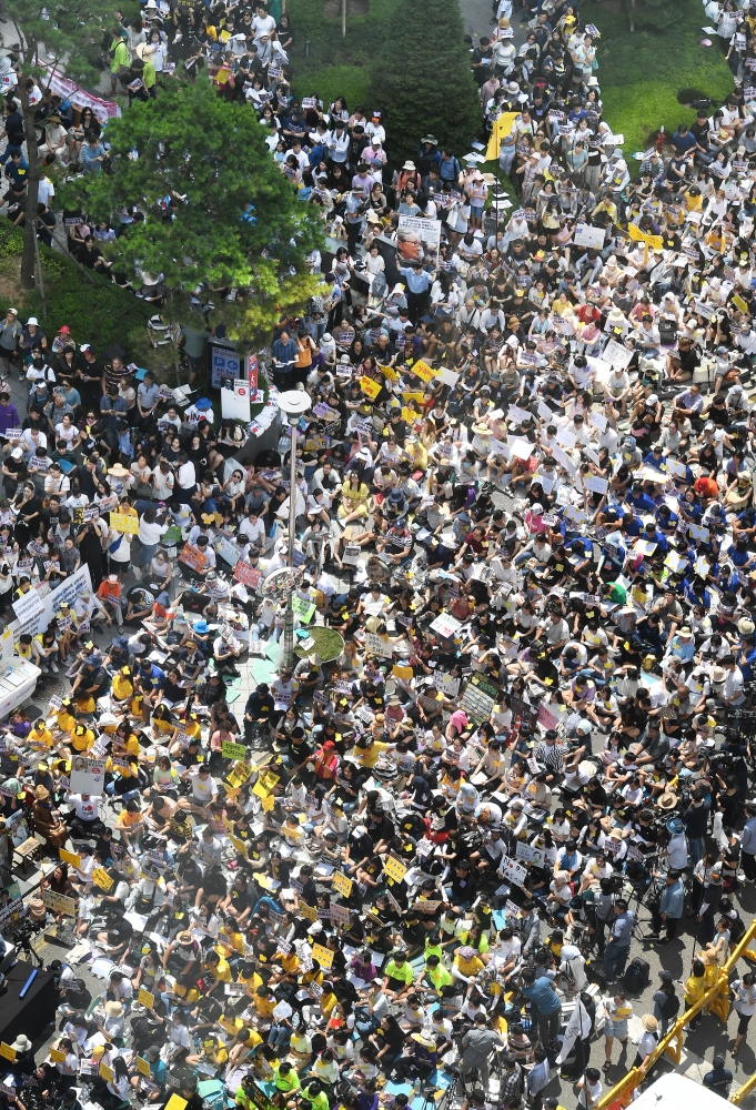 1400차 수요집회…쏟아지는 폭염에도 모인 사람들