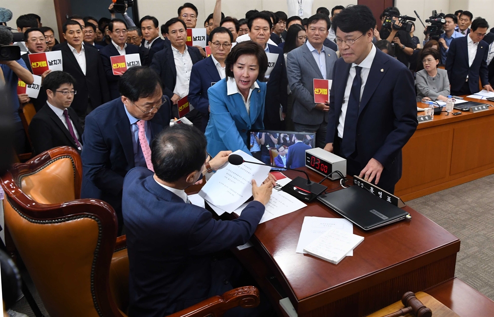 '선거법 개정안 의결' 한국당 '날치기 법안'이라며 반발