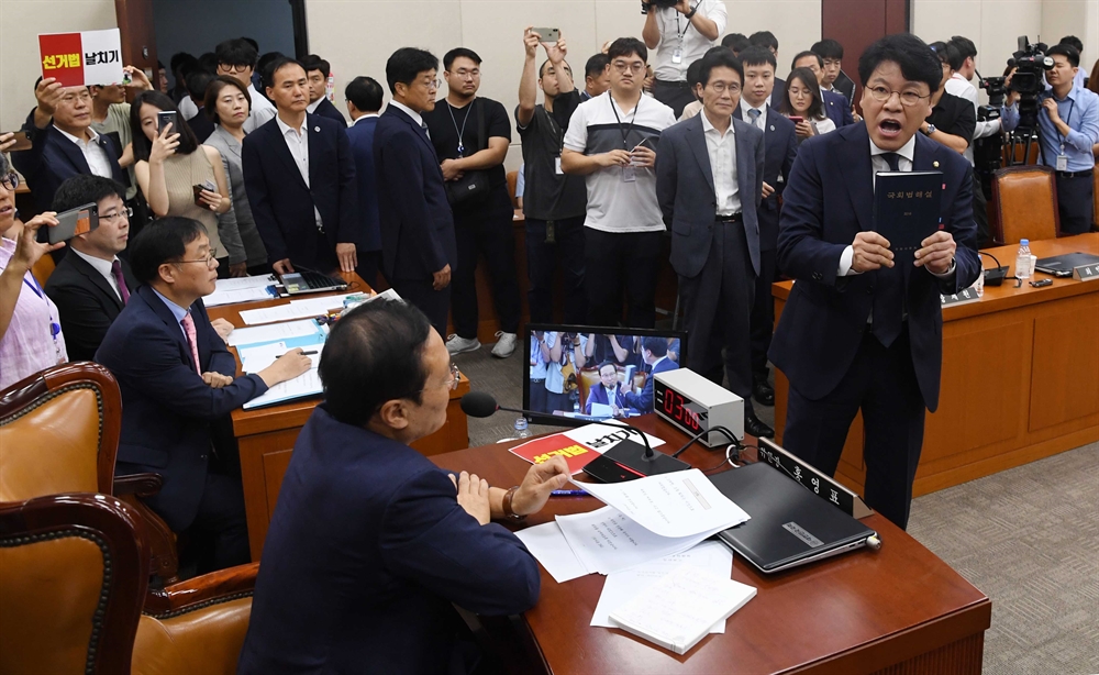'선거법 개정안 의결' 한국당 '날치기 법안'이라며 반발