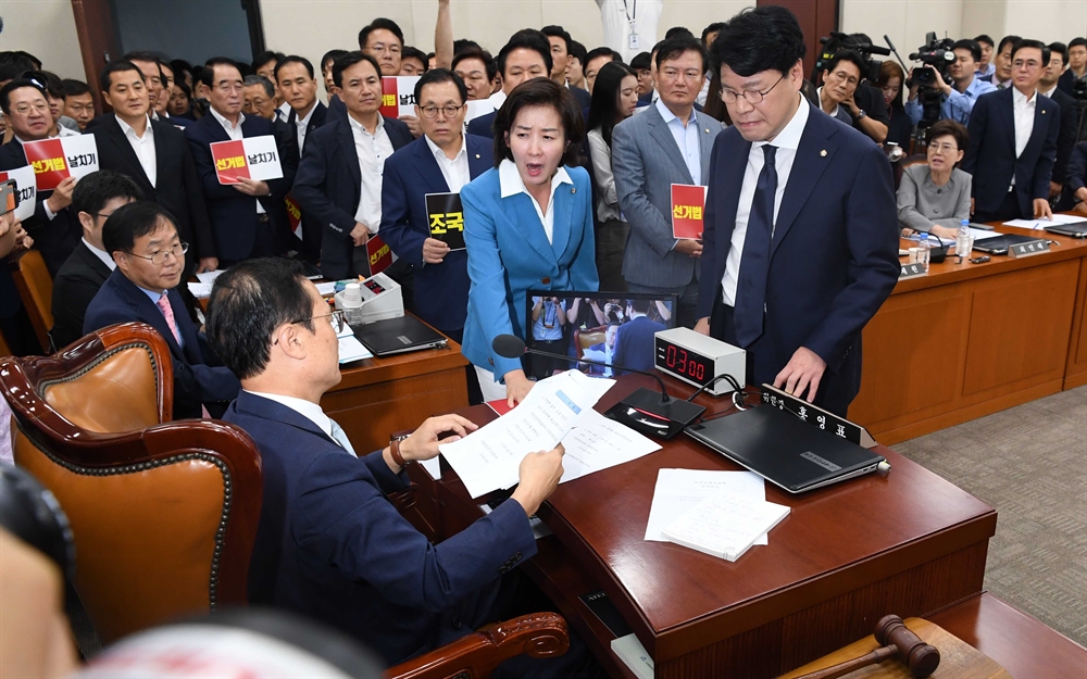 '선거법 개정안 의결' 한국당 '날치기 법안'이라며 반발