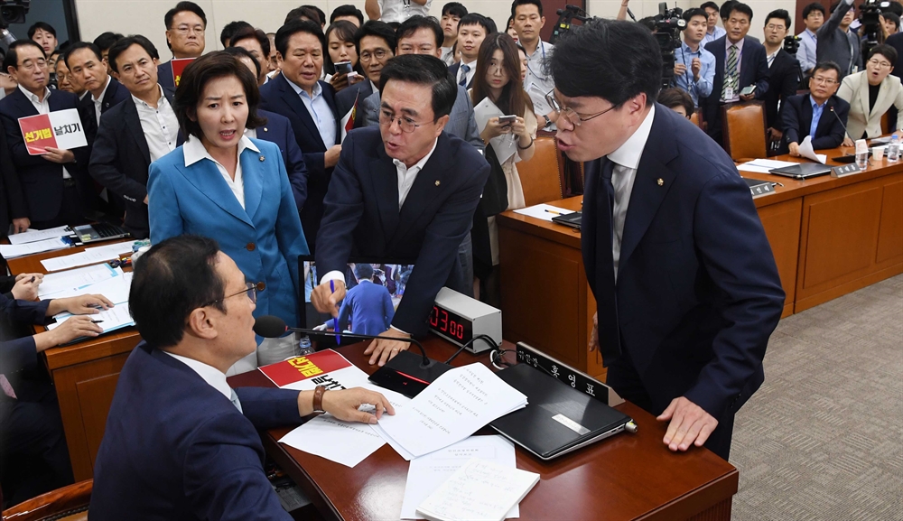 '선거법 개정안 의결' 한국당 '날치기 법안'이라며 반발