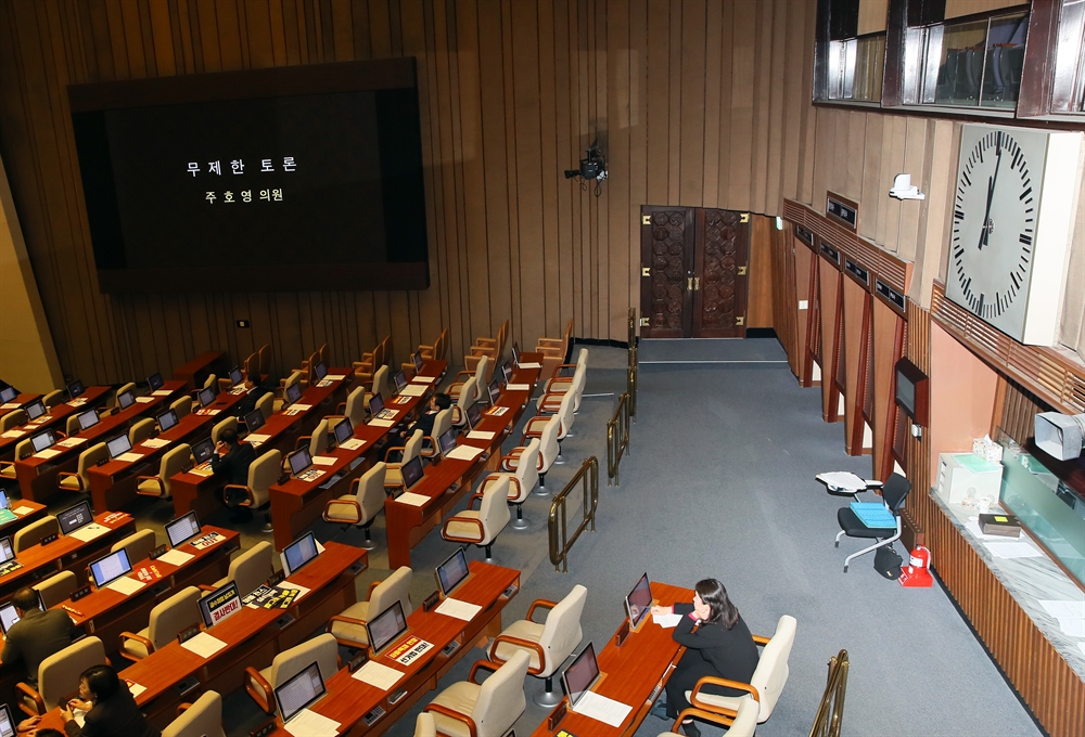 여야, 선거법 두고 '난전'…밤샘 필리버스터