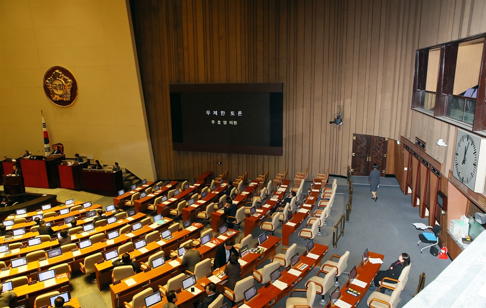 여야, 선거법 두고 '난전'…밤샘 필리버스터