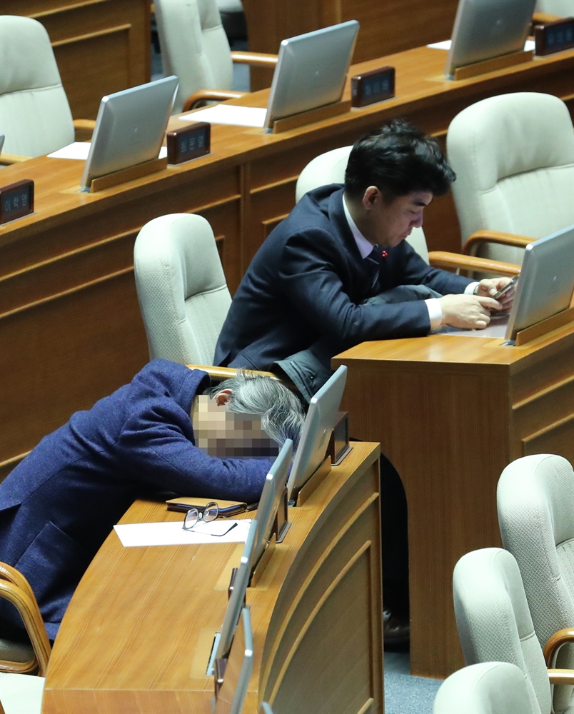 여야, 선거법 두고 '난전'…밤샘 필리버스터