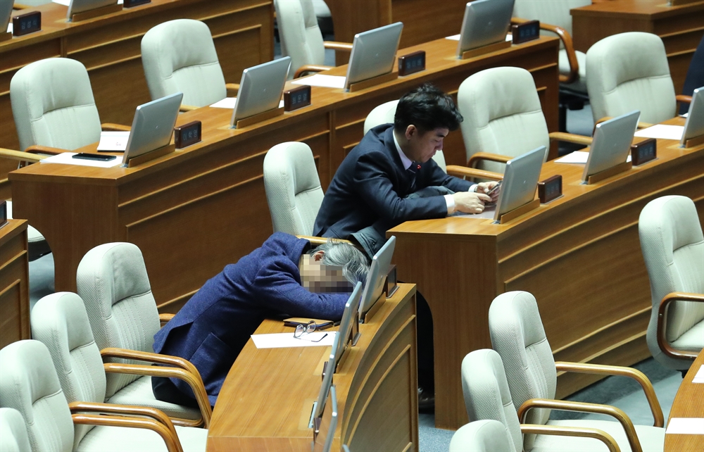 여야, 선거법 두고 '난전'…밤샘 필리버스터